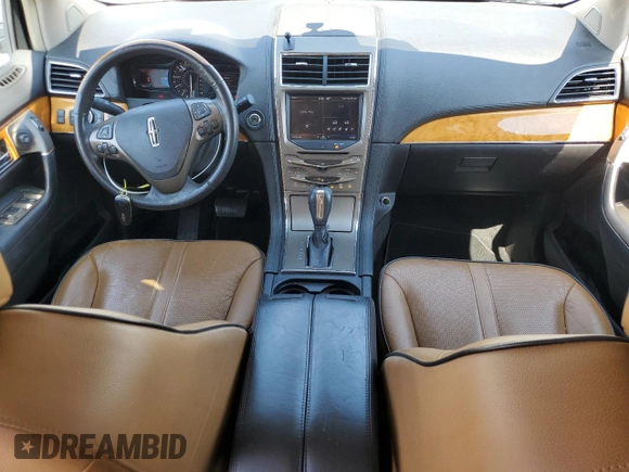 2011 Lincoln MKX z VIN 2LMDJ8JKXBBJ32276, wystawiony jako Copart lot #55921665 z przebiegiem 138 227 mil mil oraz Szkoda całkowita • Salvage title. Historia ofert i sprzedaży dostępna na DreamBid. Obrazek 8.