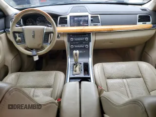2011 Lincoln MKS z VIN 1LNHL9DRXBG609478, wystawiony jako Copart lot #57226135 z przebiegiem 178 372 mil mil oraz Szkoda całkowita • Salvage title. Historia ofert i sprzedaży dostępna na DreamBid. Obrazek 8.