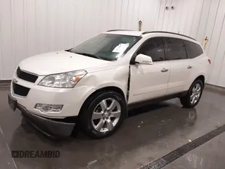 2012 Chevrolet Traverse 1LT z VIN 1GNKRGED5CJ410592, wystawiony jako IAAI lot #41714693 z przebiegiem 108 206 mil mil oraz . Historia ofert i sprzedaży dostępna na DreamBid. Obrazek 2.