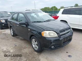 2008 Chevrolet Aveo LT z VIN KL1TG56638B063246, wystawiony jako IAAI lot #42392278 z przebiegiem 104 681 mil mil oraz . Historia ofert i sprzedaży dostępna na DreamBid. Obrazek 1.