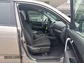 2014 Kia Sorento LX z VIN 5XYKTCA69EG542686, wystawiony jako IAAI lot #42475453 z przebiegiem 128 962 mil mil oraz . Historia ofert i sprzedaży dostępna na DreamBid. Obrazek 5.