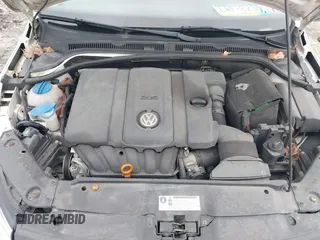 2011 Volkswagen Jetta SE z VIN 3VWDZ7AJ5BM340832, wystawiony jako IAAI lot #42043070 z przebiegiem 113 790 mil mil oraz . Historia ofert i sprzedaży dostępna na DreamBid. Obrazek 10.