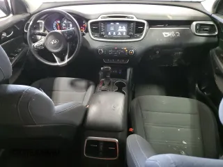 2017 Kia Sorento LX z VIN 5XYPG4A33HG218448, wystawiony jako Copart lot #54915605 z przebiegiem 102 932 mil mil oraz Czysty tytuł • Clean title. Historia ofert i sprzedaży dostępna na DreamBid. Obrazek 8.