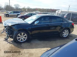 2013 Chrysler 200 Touring z VIN 1C3CCBBB4DN553052, wystawiony jako IAAI lot #42092777 z przebiegiem 106 762 mil mil oraz . Historia ofert i sprzedaży dostępna na DreamBid. Obrazek 15.