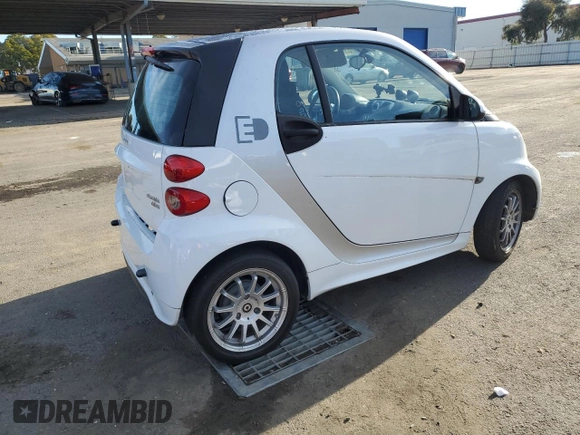 2013 Smart fortwo Passion z VIN WMEEJ9AA6DK725631, wystawiony jako Copart lot #85617364 z przebiegiem Nie podano mil oraz Tytuł czysty. Historia ofert i sprzedaży dostępna na DreamBid. Obrazek 3.