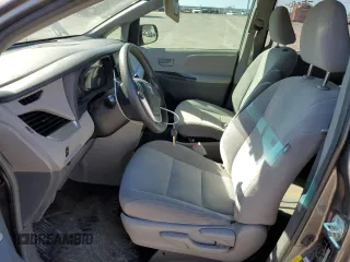 2017 Toyota Sienna L с VIN 5TDZZ3DC8HS899668, выставлен на аукционе Copart как лот 48944024 с пробегом 123 689 миль миль и Списание • Salvage title. История ставок и продаж доступна на DreamBid. Изображение 7.