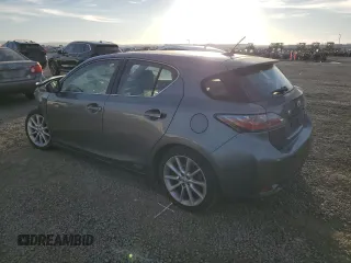 2013 Lexus CT 200h z VIN JTHKD5BH5D2128885, wystawiony jako Copart lot #87327264 z przebiegiem 122 074 mil mil oraz Szkody całkowita. Historia ofert i sprzedaży dostępna na DreamBid. Obrazek 2.