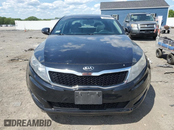 2013 Kia Optima LX z VIN 5XXGM4A75DG255625, wystawiony jako Copart lot #58465665 z przebiegiem 124 947 mil mil oraz Czysty tytuł • Clean title. Historia ofert i sprzedaży dostępna na DreamBid. Obrazek 5.