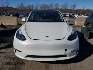 2024 Tesla Model Y with VIN 7SAYGDED9RF094494, listed as a Copart auction lot 50298115 with 7,858 mi miles and Salvage Title. Bid and sale history available at DreamBid. Image 5.