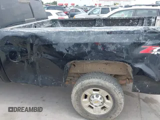 2008 Chevrolet Silverado 3500HD SRW 1LT z VIN 1GCHK33608F201663, wystawiony jako IAAI lot #42179114 z przebiegiem 381 560 mil mil oraz . Historia ofert i sprzedaży dostępna na DreamBid. Obrazek 17.