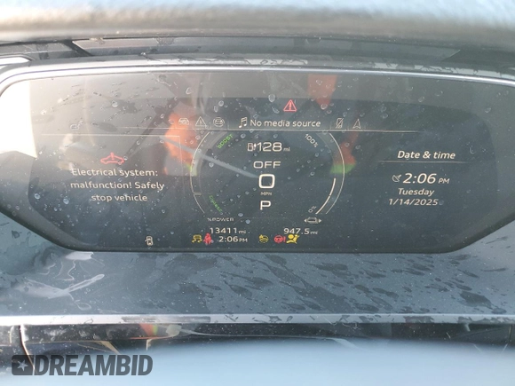 2024 Audi Q8 e-tron Premium Plus z VIN WA15AAGE1RB033711, wystawiony jako Copart lot #88577355 z przebiegiem 13 411 mil mil oraz Szkoda całkowita • Salvage title. Historia ofert i sprzedaży dostępna na DreamBid. Obrazek 9.