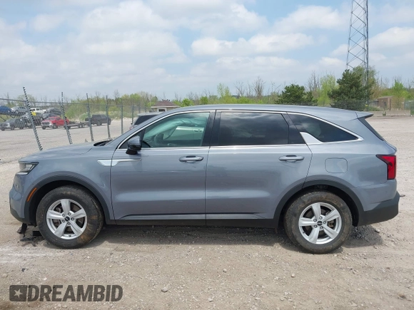 2022 Kia Sorento LX z VIN 5XYRG4LCXNG107106, wystawiony jako IAAI lot #42279041 z przebiegiem 83 189 mil mil oraz . Historia ofert i sprzedaży dostępna na DreamBid. Obrazek 14.