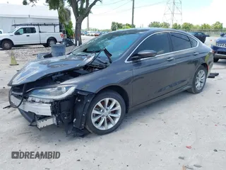 2015 Chrysler 200 C z VIN 1C3CCCCGXFN514288, wystawiony jako IAAI lot #42492656 z przebiegiem 58 429 mil mil oraz . Historia ofert i sprzedaży dostępna na DreamBid. Obrazek 2.