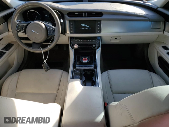 2017 Jaguar XF 35t Premium z VIN SAJBD4BV7HCY33657, wystawiony jako Copart lot #83397324 z przebiegiem 52 520 mil mil oraz Szkoda całkowita • Salvage title. Historia ofert i sprzedaży dostępna na DreamBid. Obrazek 8.