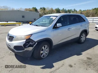 2012 Kia Sorento LX z VIN 5XYKT3A13CG229246, wystawiony jako Copart lot #54693175 z przebiegiem 161 718 mil mil oraz Czysty tytuł • Clean title. Historia ofert i sprzedaży dostępna na DreamBid. Obrazek 1.
