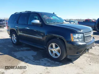 2013 Chevrolet Tahoe LTZ z VIN 1GNSKCE0XDR350970, wystawiony jako IAAI lot #41704253 z przebiegiem 126 653 mil mil oraz . Historia ofert i sprzedaży dostępna na DreamBid. Obrazek 1.