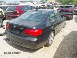 2011 BMW 3 Series 328i z VIN WBAKE3C59BE558791, wystawiony jako IAAI lot #42171294 z przebiegiem 59 256 mil mil oraz . Historia ofert i sprzedaży dostępna na DreamBid. Obrazek 4.