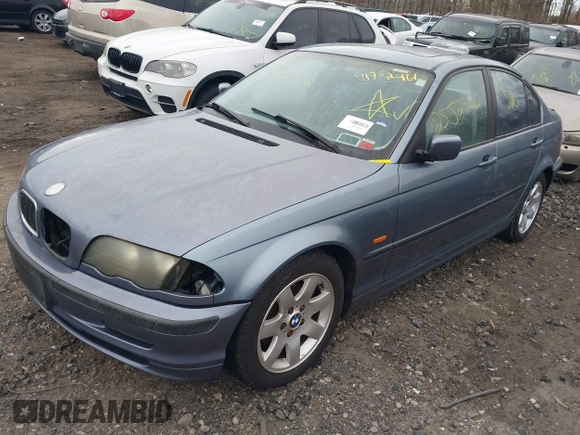 2000 BMW 3 Series 323i with VIN WBAAM3349YFP82121, listed as a IAAI auction lot 41732461 with 999,999 mi miles. Bid and sale history available at carsss.com. Image 2.