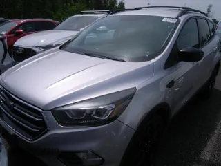 2017 Ford Escape SE z VIN 1FMCU9GD0HUC58050, wystawiony jako IAAI lot #42404682 z przebiegiem 96 105 mil mil oraz . Historia ofert i sprzedaży dostępna na DreamBid. Obrazek 1.