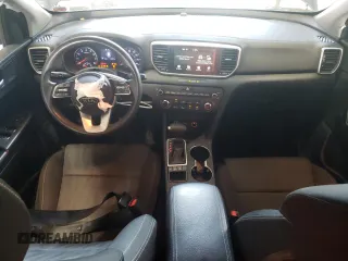 2020 Kia Sportage LX z VIN KNDPMCAC8L7728450, wystawiony jako Copart lot #71720654 z przebiegiem 55 977 mil mil oraz Szkoda całkowita • Salvage title. Historia ofert i sprzedaży dostępna na DreamBid. Obrazek 8.