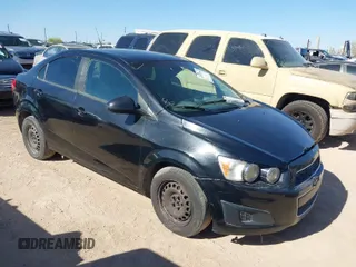 2013 Chevrolet Sonic LS z VIN 1G1JA5SH5D4133278, wystawiony jako IAAI lot #41957054 z przebiegiem 2 426 mil mil oraz . Historia ofert i sprzedaży dostępna na DreamBid. Obrazek 1.