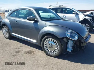2014 Volkswagen Beetle 1.8T z VIN 3VWJ17AT9EM664866, wystawiony jako IAAI lot #42157223 z przebiegiem 36 381 mil mil oraz . Historia ofert i sprzedaży dostępna na DreamBid. Obrazek 1.