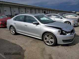 2014 Volkswagen Passat SE z VIN 1VWBT7A30EC076841, wystawiony jako Copart lot #52970685 z przebiegiem 142 628 mil mil oraz Szkoda całkowita • Salvage title. Historia ofert i sprzedaży dostępna na DreamBid. Obrazek 4.
