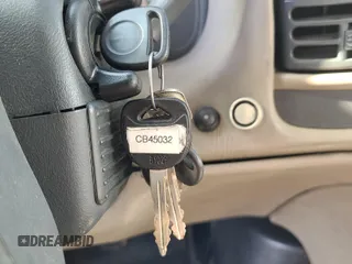 2000 Chevrolet Astro Cargo z VIN 1GCDM19W4YB196124, wystawiony jako IAAI lot #42398481 z przebiegiem 200 414 mil mil oraz . Historia ofert i sprzedaży dostępna na DreamBid. Obrazek 14.