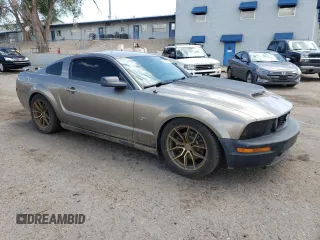 2005 Ford Mustang GT Deluxe z VIN 1ZVHT82H355259178, wystawiony jako Copart lot #55663555 z przebiegiem 194 211 mil mil oraz Szkoda całkowita • Salvage title. Historia ofert i sprzedaży dostępna na DreamBid. Obrazek 4.