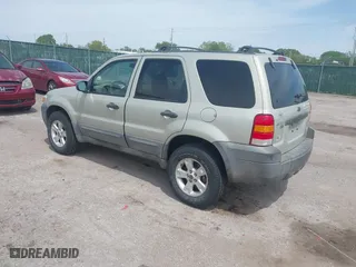 2005 Ford Escape XLT with VIN 1FMYU93135KC70928, listed as a IAAI auction lot 42102594 with 107,225 mi miles. Bid and sale history available at carsss.com. Image 3.