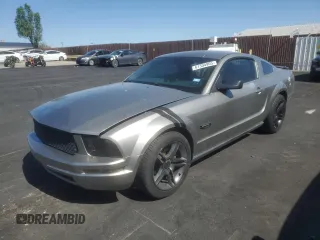 2008 Ford Mustang Deluxe z VIN 1ZVHT80N485133926, wystawiony jako Copart lot #61304905 z przebiegiem 148 609 mil mil oraz Czysty tytuł • Clean title. Historia ofert i sprzedaży dostępna na DreamBid. Obrazek 1.