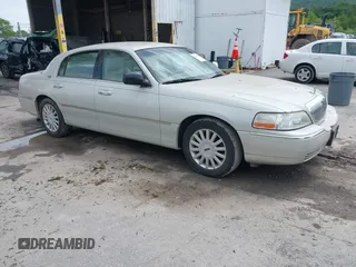 2005 Lincoln Town Car Signature Limited z VIN 1LNHM82W35Y654826, wystawiony jako IAAI lot #42334790 z przebiegiem 96 113 mil mil oraz . Historia ofert i sprzedaży dostępna na DreamBid. Obrazek 1.