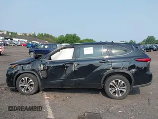 2022 Toyota Highlander XLE with VIN 5TDGZRBH0NS218066, listed as a IAAI auction lot 42461816 with 61,789 mi miles and . Bid and sale history available at DreamBid. Image 14.