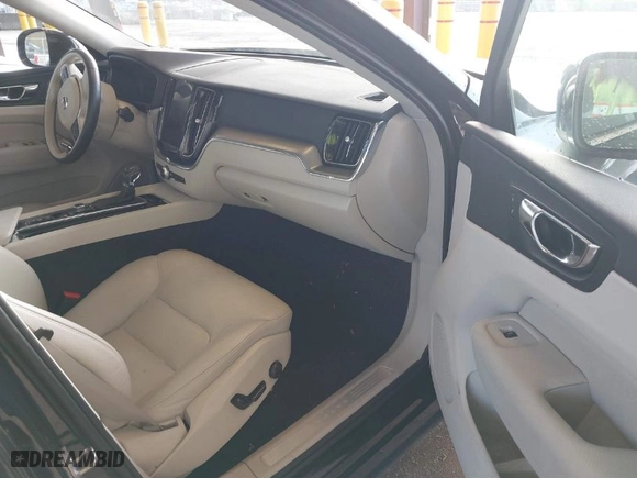 2018 Volvo XC60 Momentum with VIN LYVA22RKXJB101579, listed as a IAAI auction lot 41722082 with 33,579 mi miles. Bid and sale history available at carsss.com. Image 5.