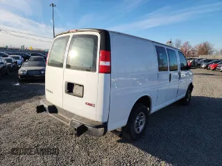 2021 GMC Savana Cargo Van with VIN 1GTW7AFP3M1270954, listed as a Copart auction lot 81899314 with 29,640 mi miles and Salvage Title. Bid and sale history available at carsss.com. Image 4.