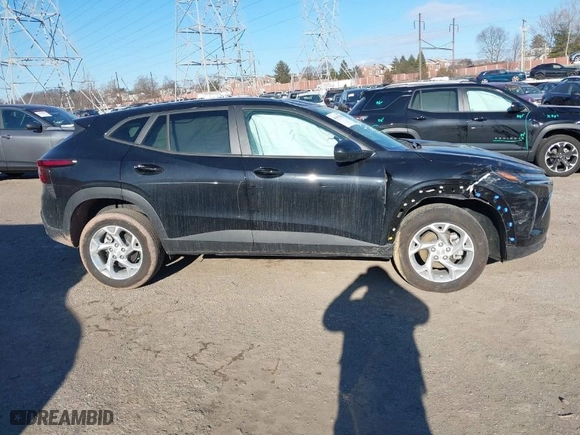 2025 Chevrolet Trax LS with VIN KL77LFEP6SC000310, listed as a IAAI auction lot 41695308 with NaN miles. Bid and sale history available at carsss.com. Image 14.