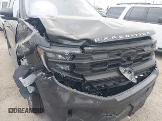 2025 Ford Expedition XLT с VIN 1FMJU1H86SEA17492, выставлен на аукционе IAAI как лот 42416154 с пробегом 2 890 миль миль и . История ставок и продаж доступна на DreamBid. Изображение 6.