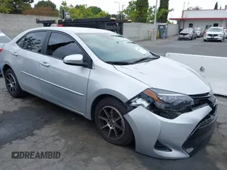2018 Toyota Corolla L z VIN 5YFBURHE4JP765818, wystawiony jako IAAI lot #42396772 z przebiegiem 42 550 mil mil oraz . Historia ofert i sprzedaży dostępna na DreamBid. Obrazek 1.
