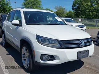 2016 Volkswagen Tiguan S z VIN WVGBV7AX7GW514400, wystawiony jako IAAI lot #42028519 z przebiegiem 147 896 mil mil oraz . Historia ofert i sprzedaży dostępna na DreamBid. Obrazek 1.