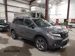 2019 Honda Passport Touring z VIN 5FNYF8H98KB007933, wystawiony jako IAAI lot #41953263 z przebiegiem 87 614 mil mil oraz . Historia ofert i sprzedaży dostępna na DreamBid. Obrazek 1.