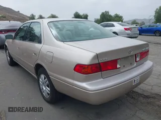 2000 Toyota Camry CE z VIN 4T1BG22K6YU620043, wystawiony jako IAAI lot #42425130 z przebiegiem 157 080 mil mil oraz . Historia ofert i sprzedaży dostępna na DreamBid. Obrazek 3.