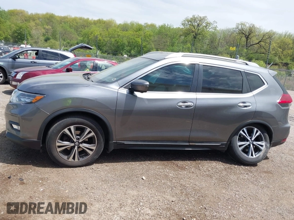 2017 Nissan Rogue SL z VIN 5N1AT2MV0HC879552, wystawiony jako IAAI lot #42242389 z przebiegiem 112 944 mil mil oraz . Historia ofert i sprzedaży dostępna na DreamBid. Obrazek 14.