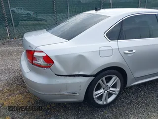 2014 Volkswagen Passat SEL Premium z VIN 1VWCN7A34EC091762, wystawiony jako IAAI lot #41769129 z przebiegiem 106 779 mil mil oraz . Historia ofert i sprzedaży dostępna na DreamBid. Obrazek 6.