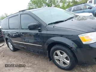 2010 Dodge Grand Caravan SXT z VIN 2D4RN5D12AR444953, wystawiony jako IAAI lot #42247277 z przebiegiem 214 387 mil mil oraz . Historia ofert i sprzedaży dostępna na DreamBid. Obrazek 13.