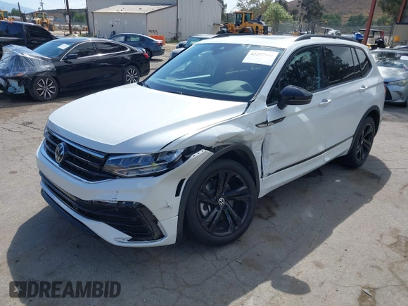 2023 Volkswagen Tiguan SE R-Line Black z VIN 3VVCB7AX3PM115373, wystawiony jako IAAI lot #42257944 z przebiegiem 22 316 mil mil oraz . Historia ofert i sprzedaży dostępna na DreamBid. Obrazek 2.