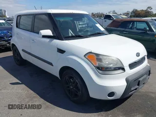 2011 Kia Soul + with VIN KNDJT2A21B7722613, listed as a IAAI auction lot 42054581 with 130,482 mi miles. Bid and sale history available at carsss.com. Image 1.