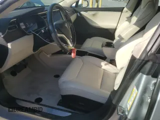 2017 Tesla Model S 100D z VIN 5YJSA1E2XHF213086, wystawiony jako Copart lot #53780875 z przebiegiem 34 205 mil mil oraz Szkoda całkowita • Salvage title. Historia ofert i sprzedaży dostępna na DreamBid. Obrazek 7.
