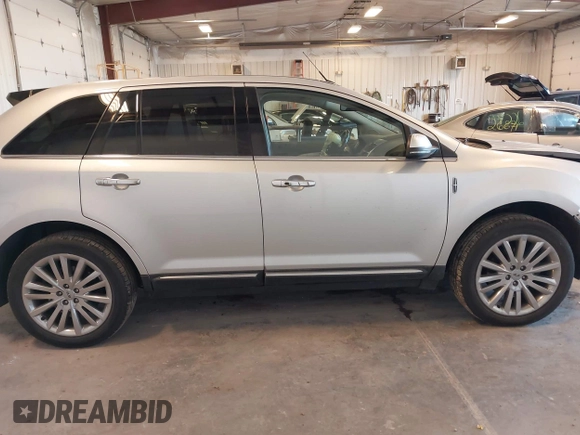 2012 Lincoln MKX z VIN 2LMDJ8JK6CBL06779, wystawiony jako IAAI lot #42211295 z przebiegiem 176 165 mil mil oraz . Historia ofert i sprzedaży dostępna na DreamBid. Obrazek 13.