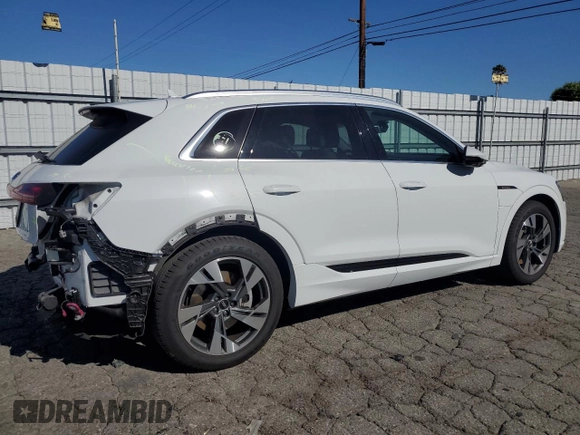 2021 Audi e-tron Prestige z VIN WA1VAAGE8MB040051, wystawiony jako Copart lot #46356155 z przebiegiem 33 501 mil mil oraz Szkody całkowita. Historia ofert i sprzedaży dostępna na DreamBid. Obrazek 3.