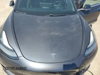 2018 Tesla Model 3 Long Range Battery z VIN 5YJ3E1EB4JF116531, wystawiony jako Copart lot #55609755 z przebiegiem 63 695 mil mil oraz Szkody całkowita. Historia ofert i sprzedaży dostępna na DreamBid. Obrazek 11.